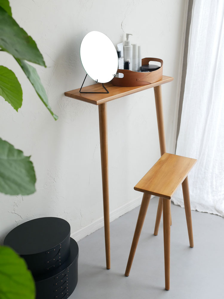 チーク材製コンソールテーブルに花鉢が置かれています