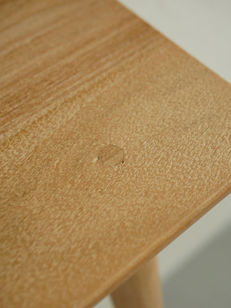 チーク製コンソールテーブルと木製床の画像