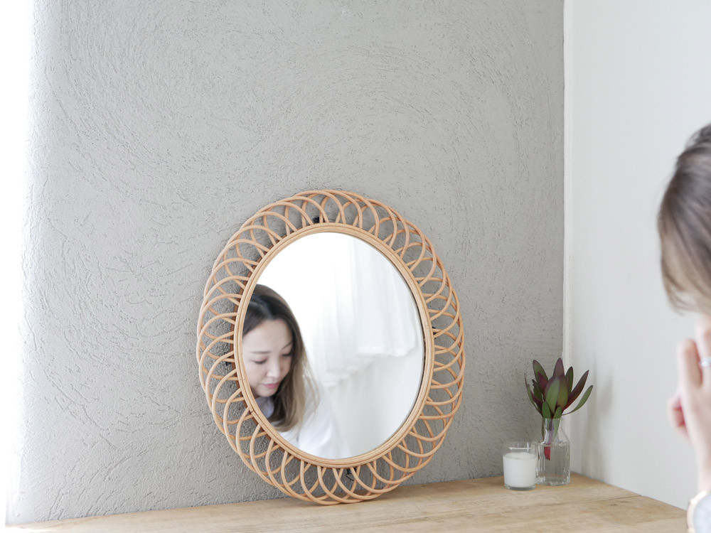 ラタンフレーム付きの円形ミラー