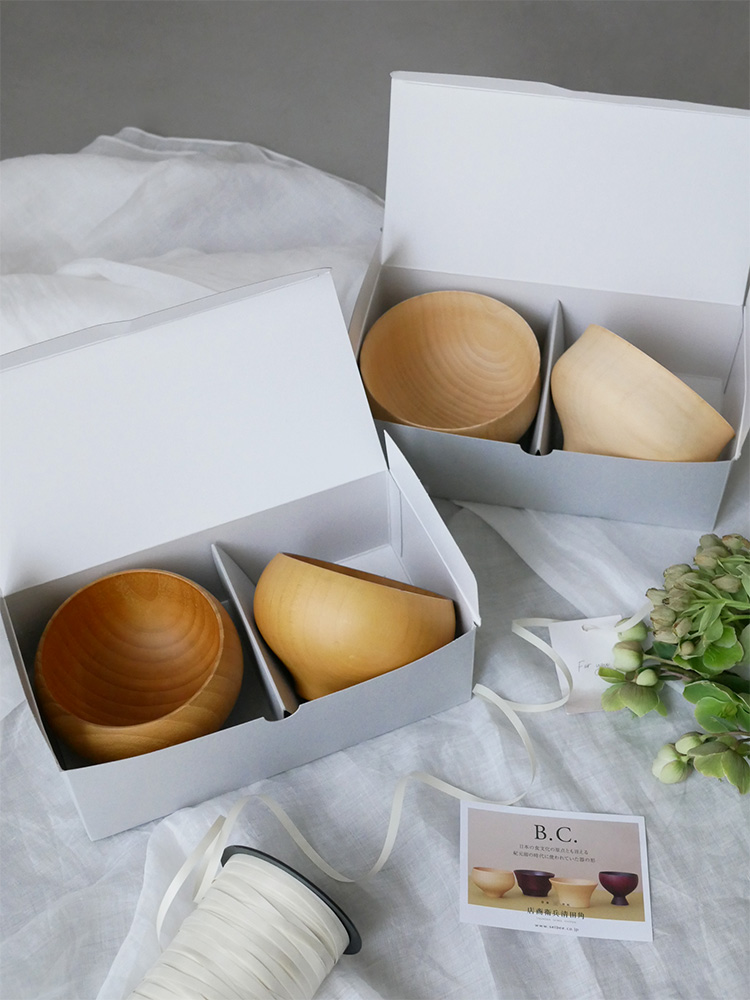 ナツメ材のB.C TSUBO壺とKAME甕が箱に入っています