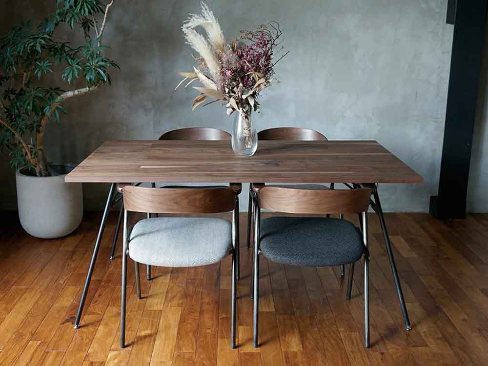 ウォルナット材のダイニングテーブルと椅子のセット