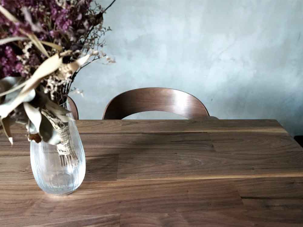 ウォルナット材とスチール脚のダイニングテーブル