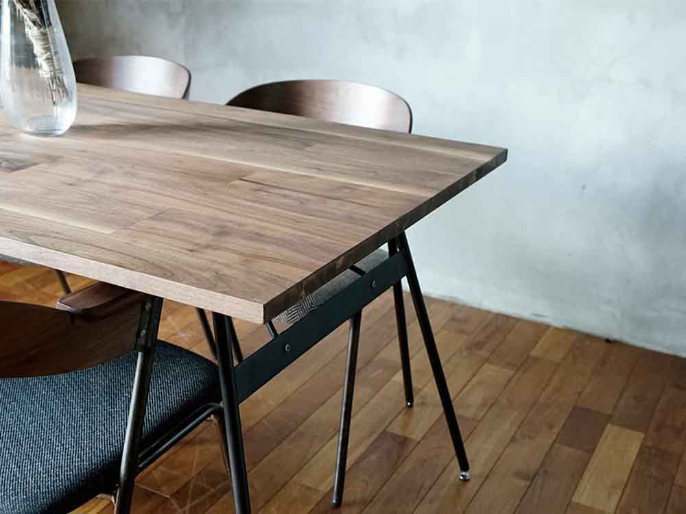 ウォルナット天板とスチール脚のダイニングテーブル