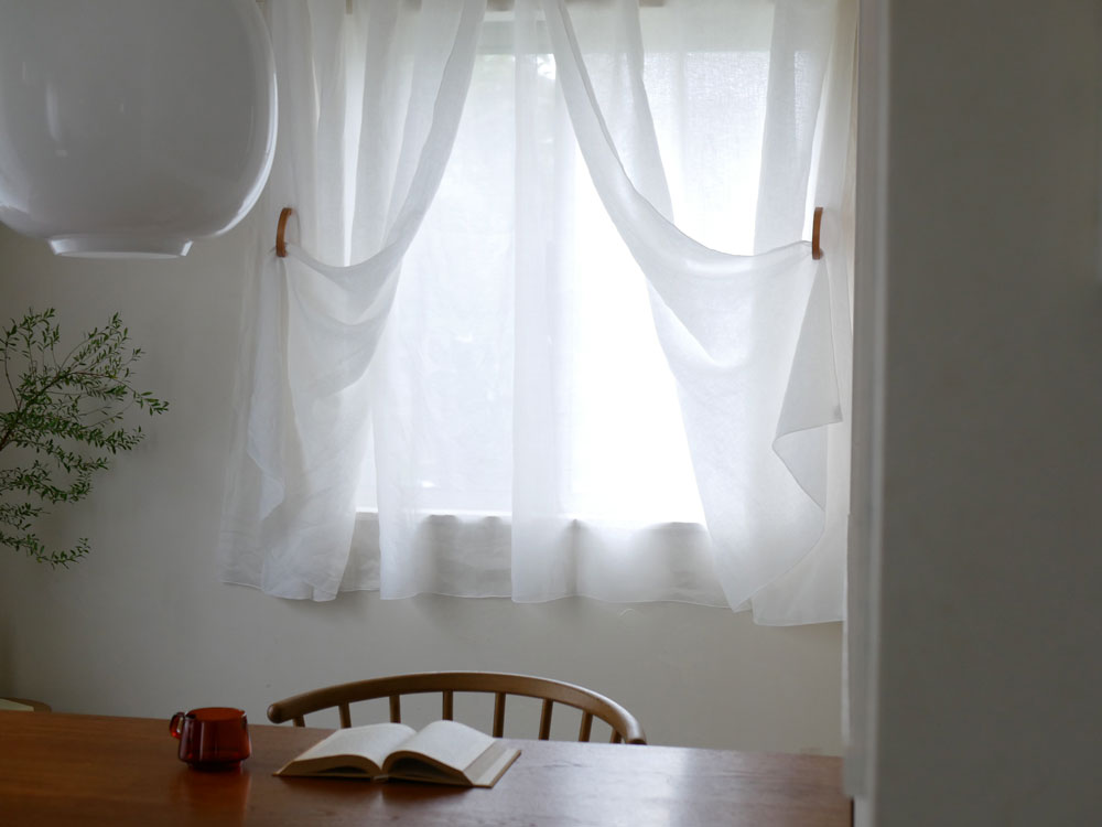 グレーカーテンに取り付けられた天然木ウッドリングタッセル