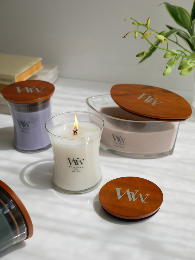木製ディッシュウェアとWoodWickキャンドルのセット