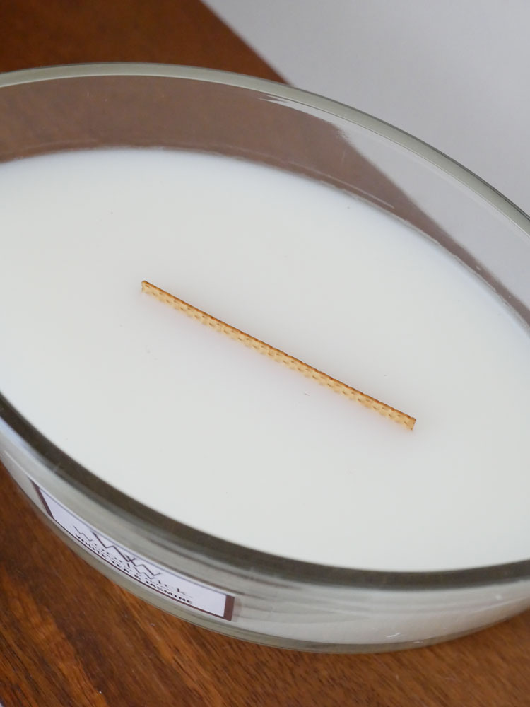 食器とアーモンドミルクなど複数の植物性ミルクが並ぶ