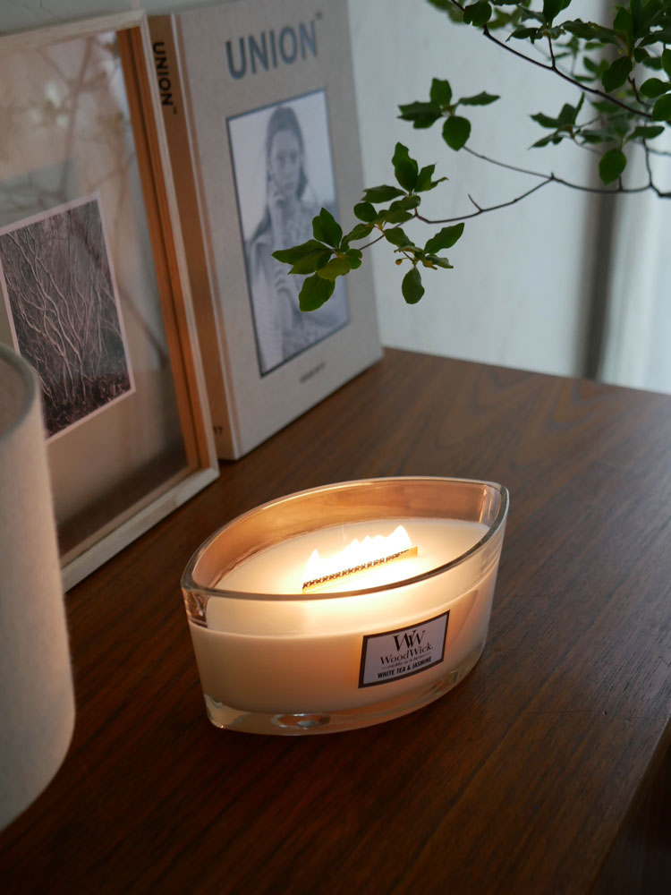 カメヤマキャンドルの木製芯付きガラスキャンドル