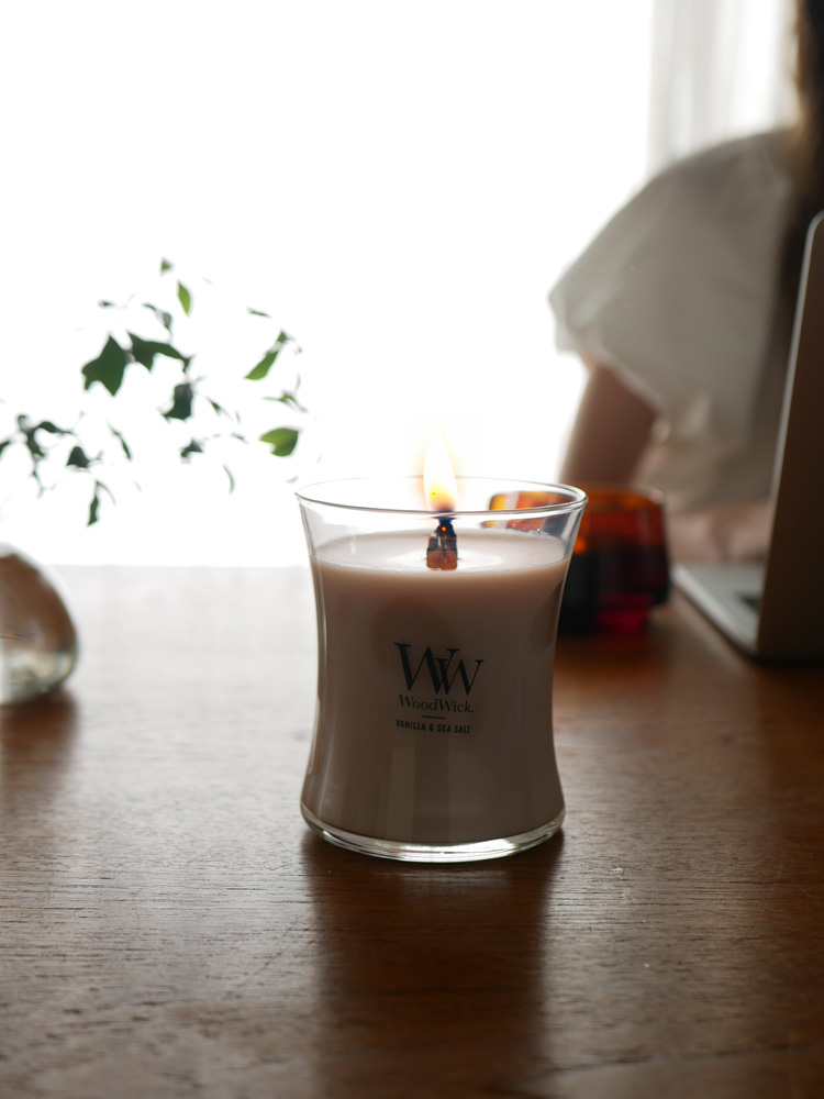 木製芯と炎が輝くガラス製ウッドウィックキャンドル