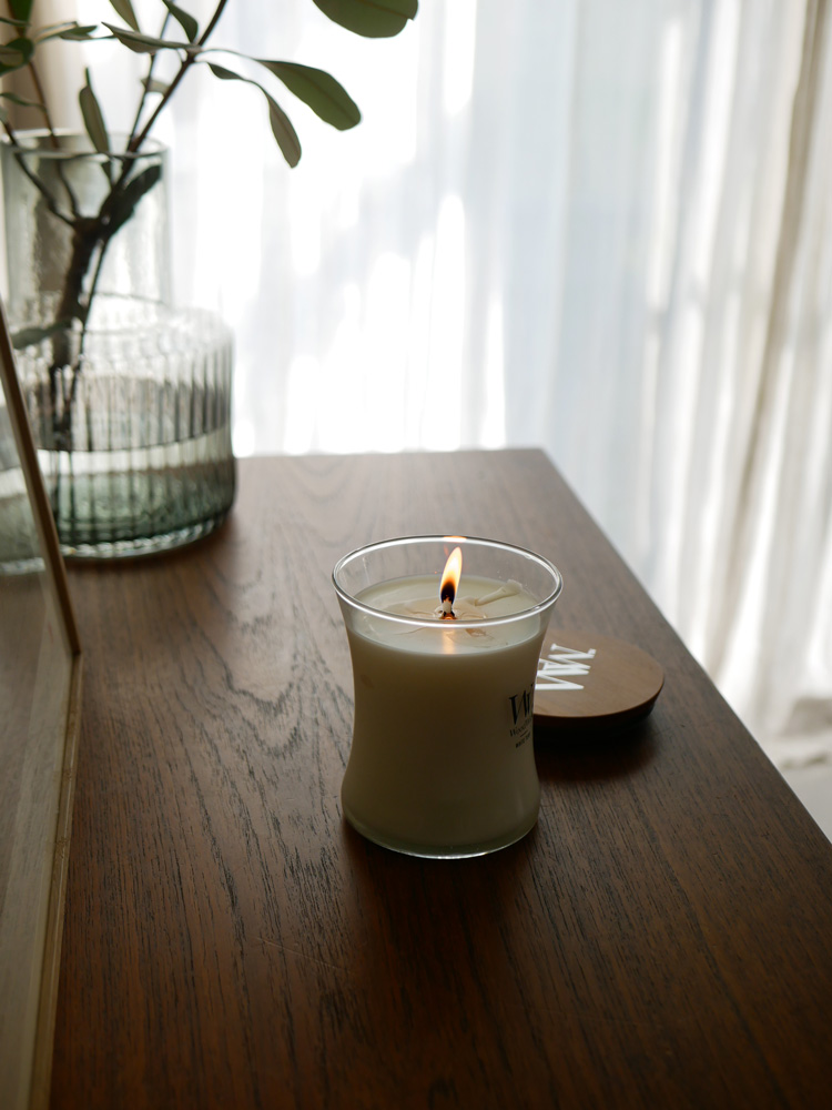 WoodWickキャンドルとキャンドルホルダーの静物写真