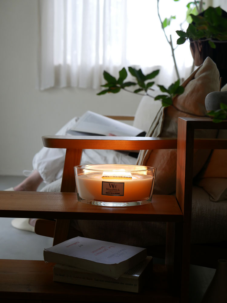 木製芯のWoodWickキャンドルとランプ