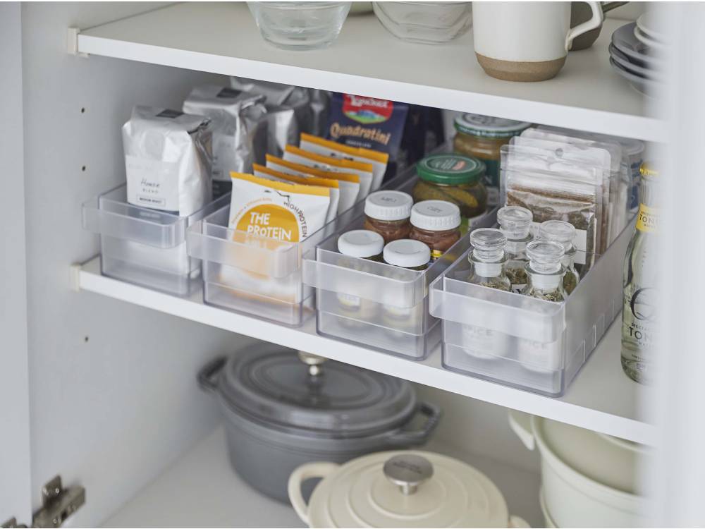 タワー製冷蔵庫用仕切り付き収納ケースが棚に置かれている