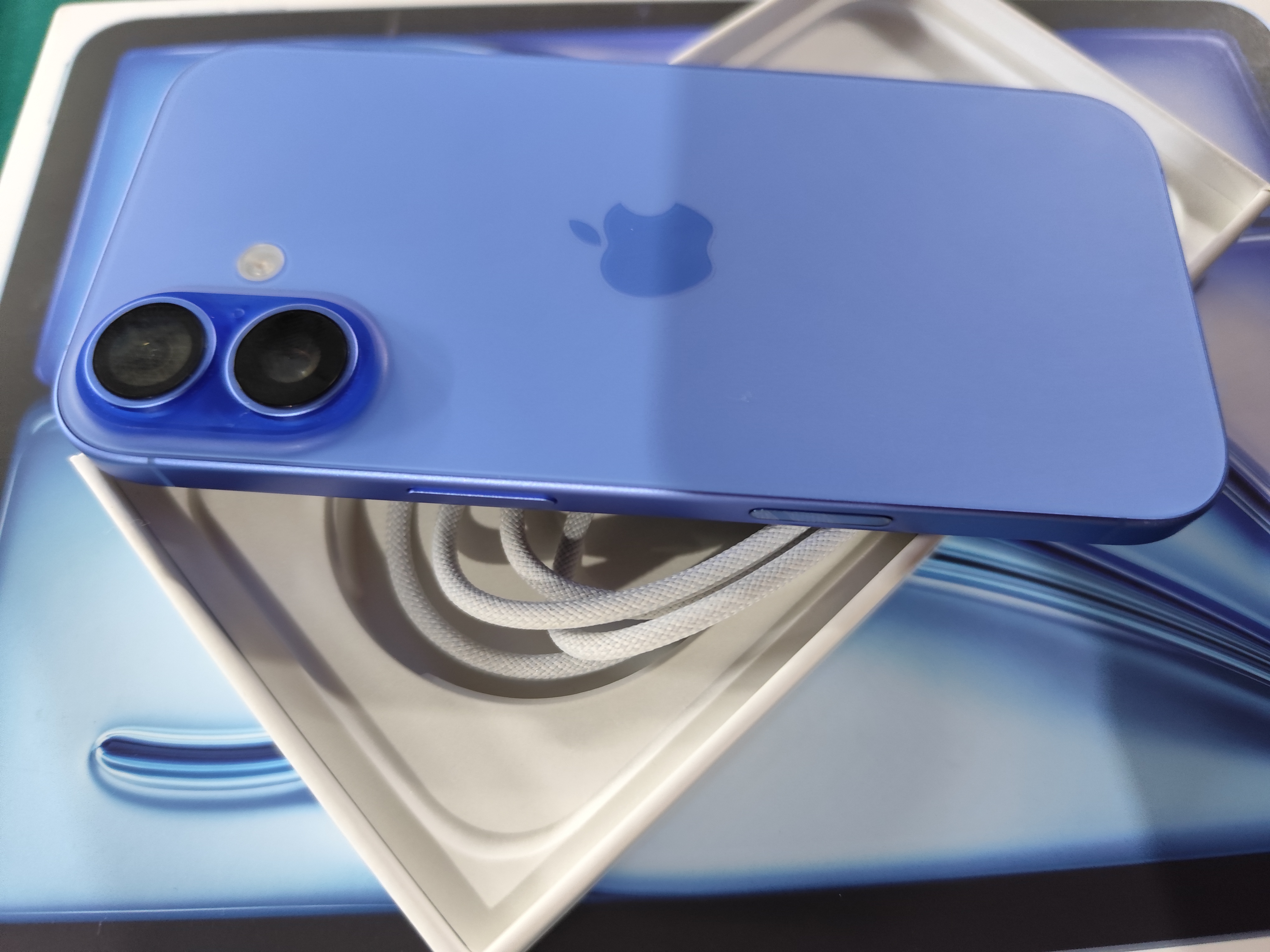 iPhone 16 128gb mavi - Resim 3