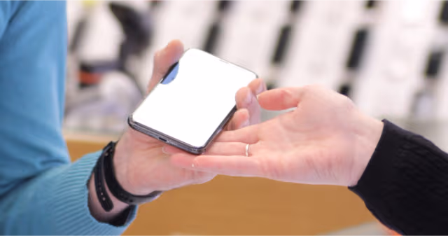 Eski cep telefonunu Hira İletişim'e satan bir kişi