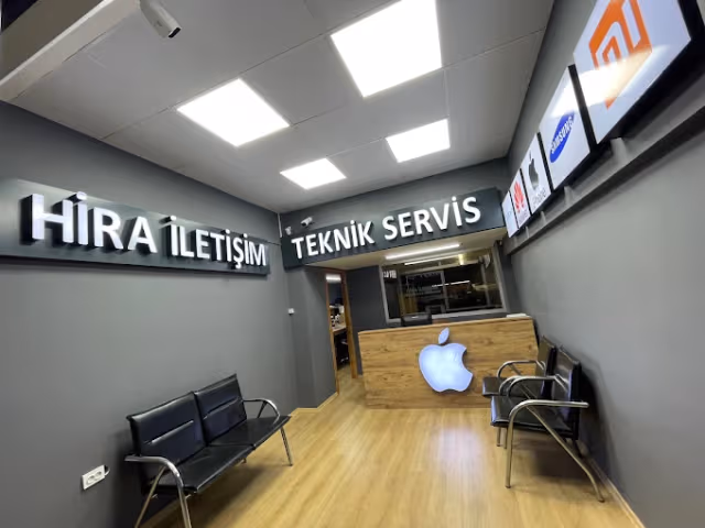 Hira İletişim teknik servisinde tamir edilen bir cep telefonu