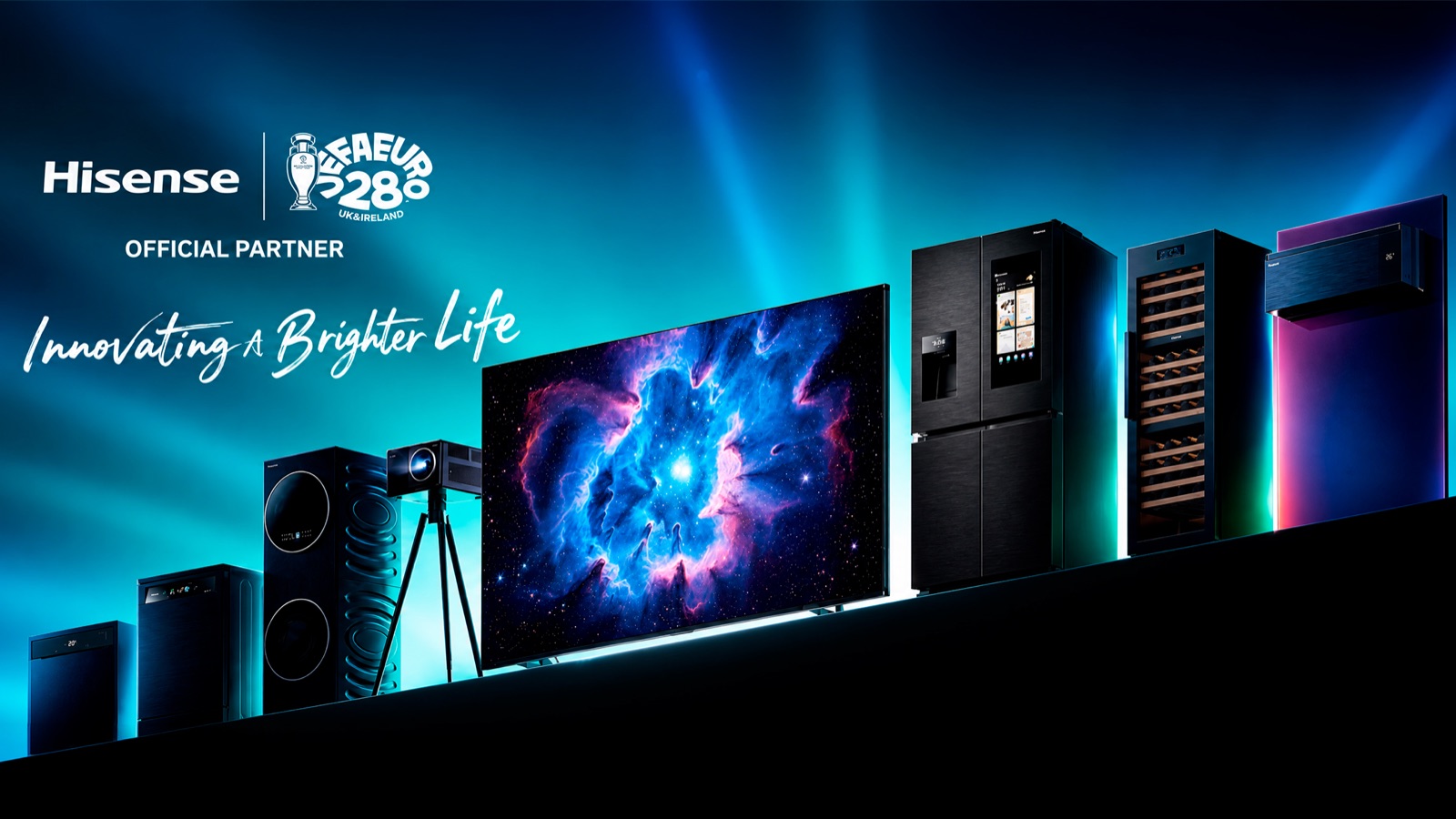 Línea de productos Hisense — televisor, proyector, refrigeradora, cava, lavadora y aire acondicionado — bajo el sello Official Partner de la UEFA EURO 2028 y el lema «Innovating A Brighter Life»