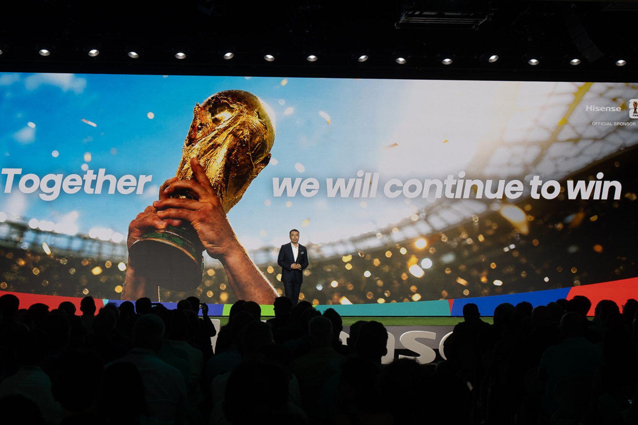 Pantalla del escenario con el mensaje «Together we will continue to win» durante la Conferencia Global de Socios Hisense 2026