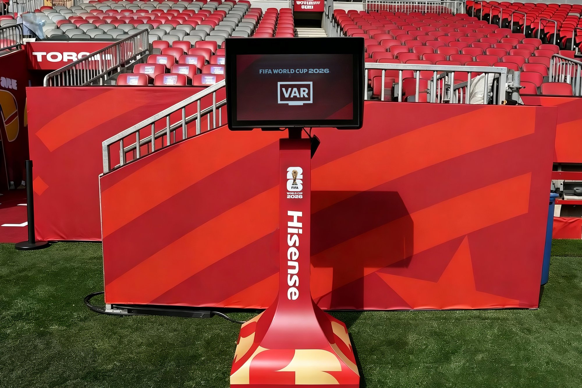 Estaci&oacute;n VAR de Hisense en rojo para la Copa Mundial de la FIFA 2026