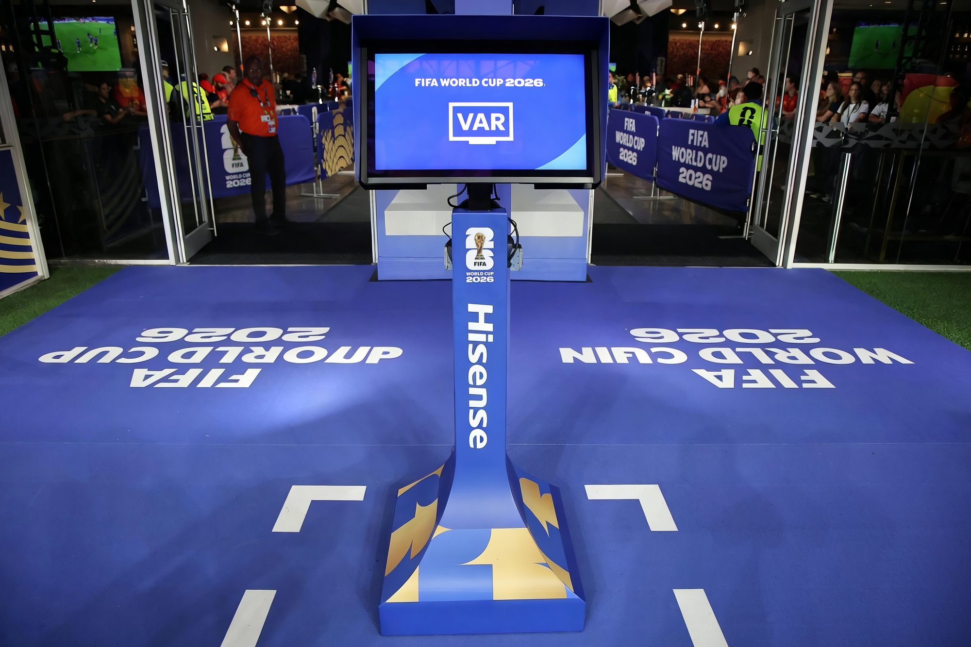 Estación VAR de Hisense en azul para la Copa Mundial de la FIFA 2026