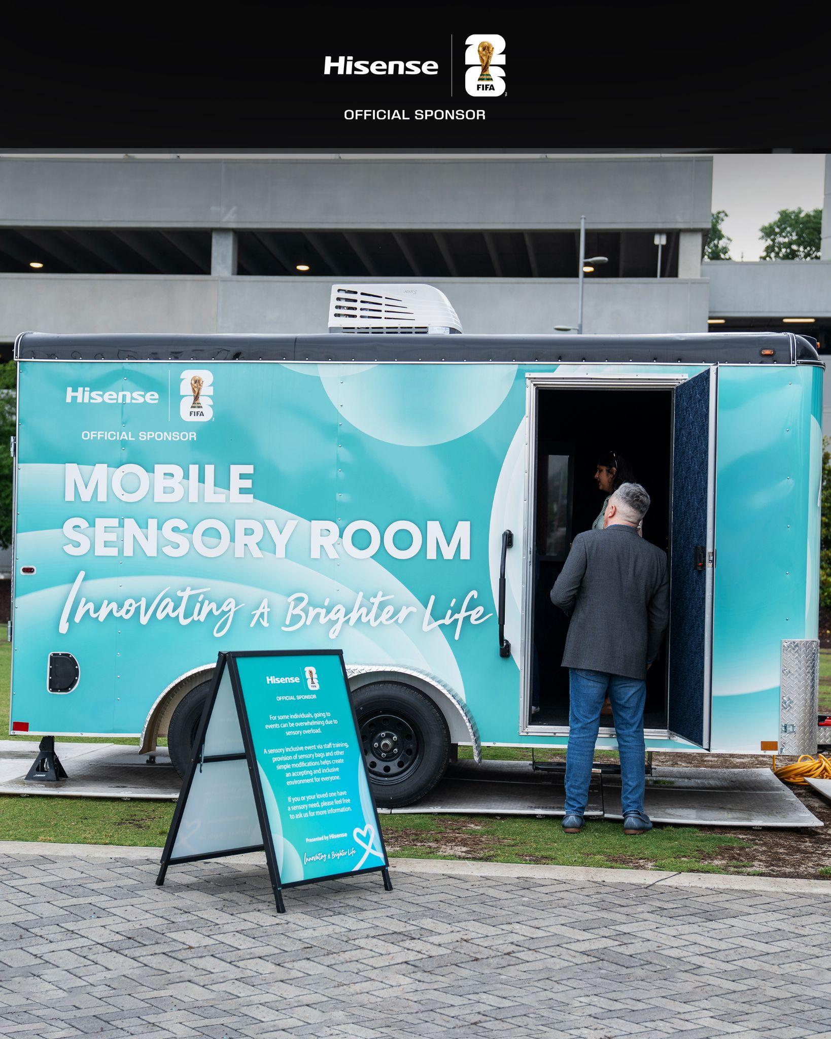 Persona ingresando al Hisense Mobile Sensory Room
