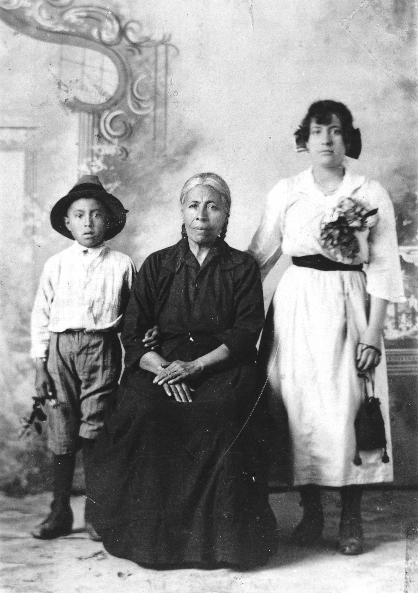 Shades of Anaheim - Family Portrait, 1920 (Internet Archive)