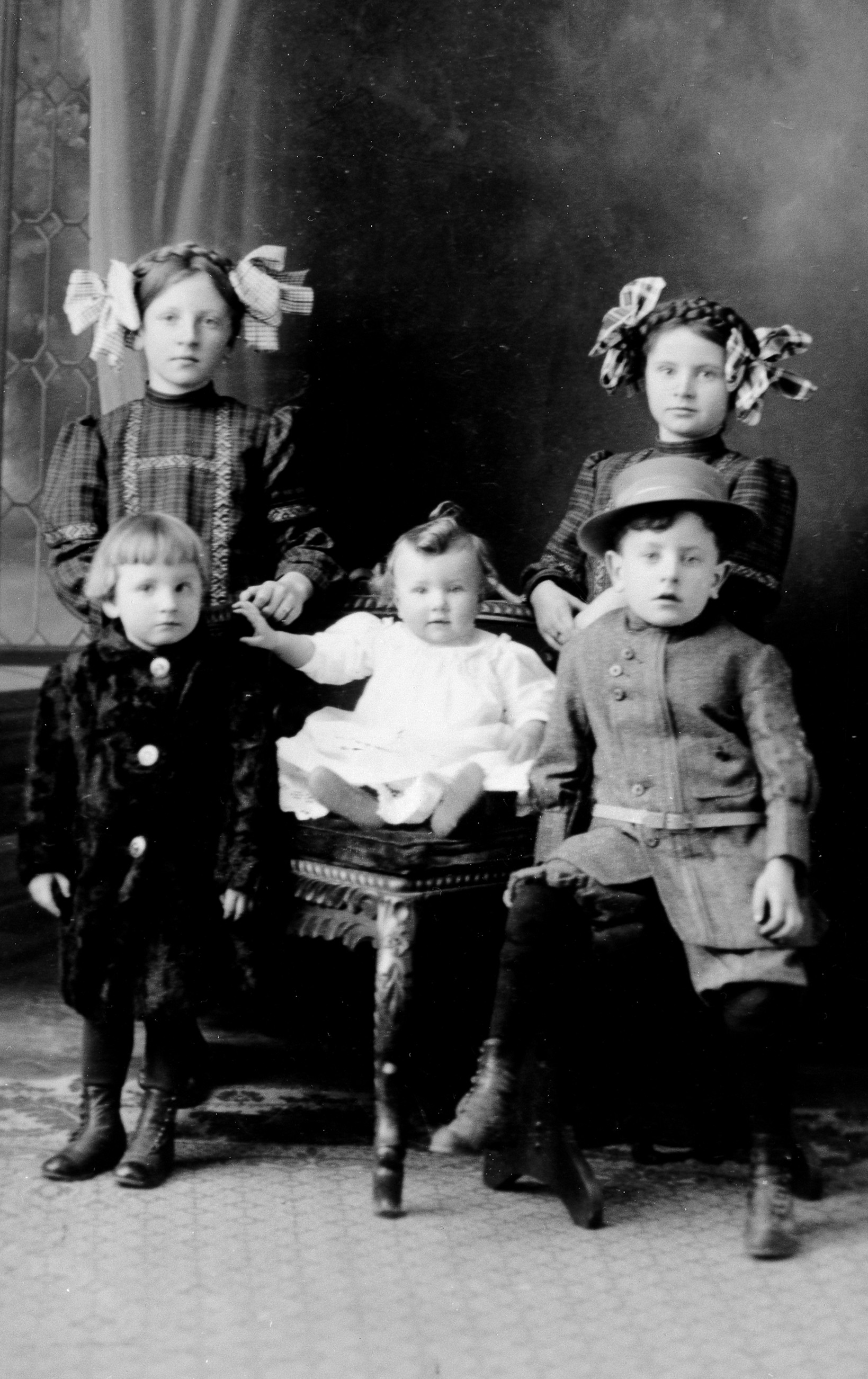 Shades of Oxnard - Holt Children, 1913 (Internet Archive)