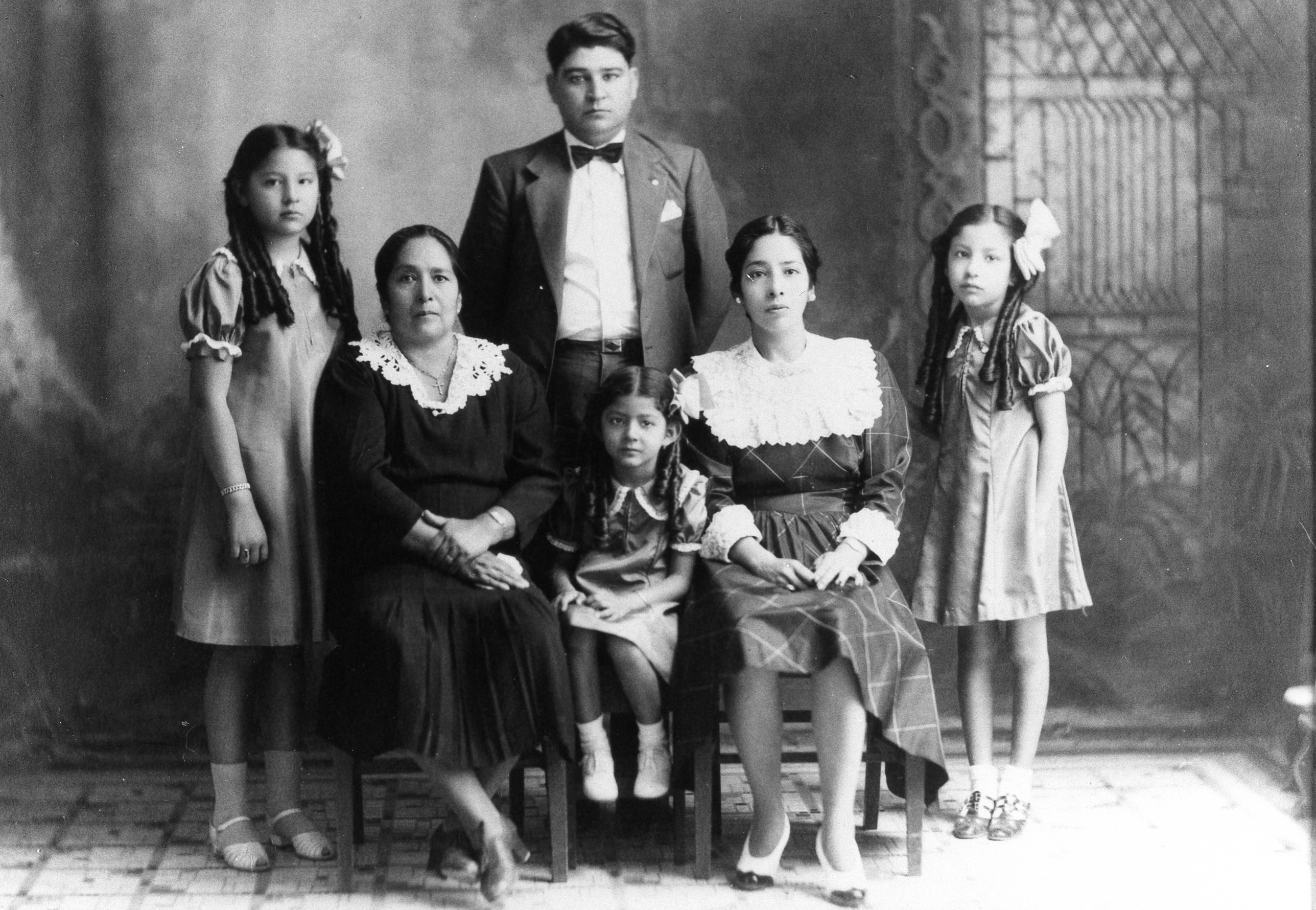Shades of Riverside - Family Portrait, 1925 (Internet Archive)