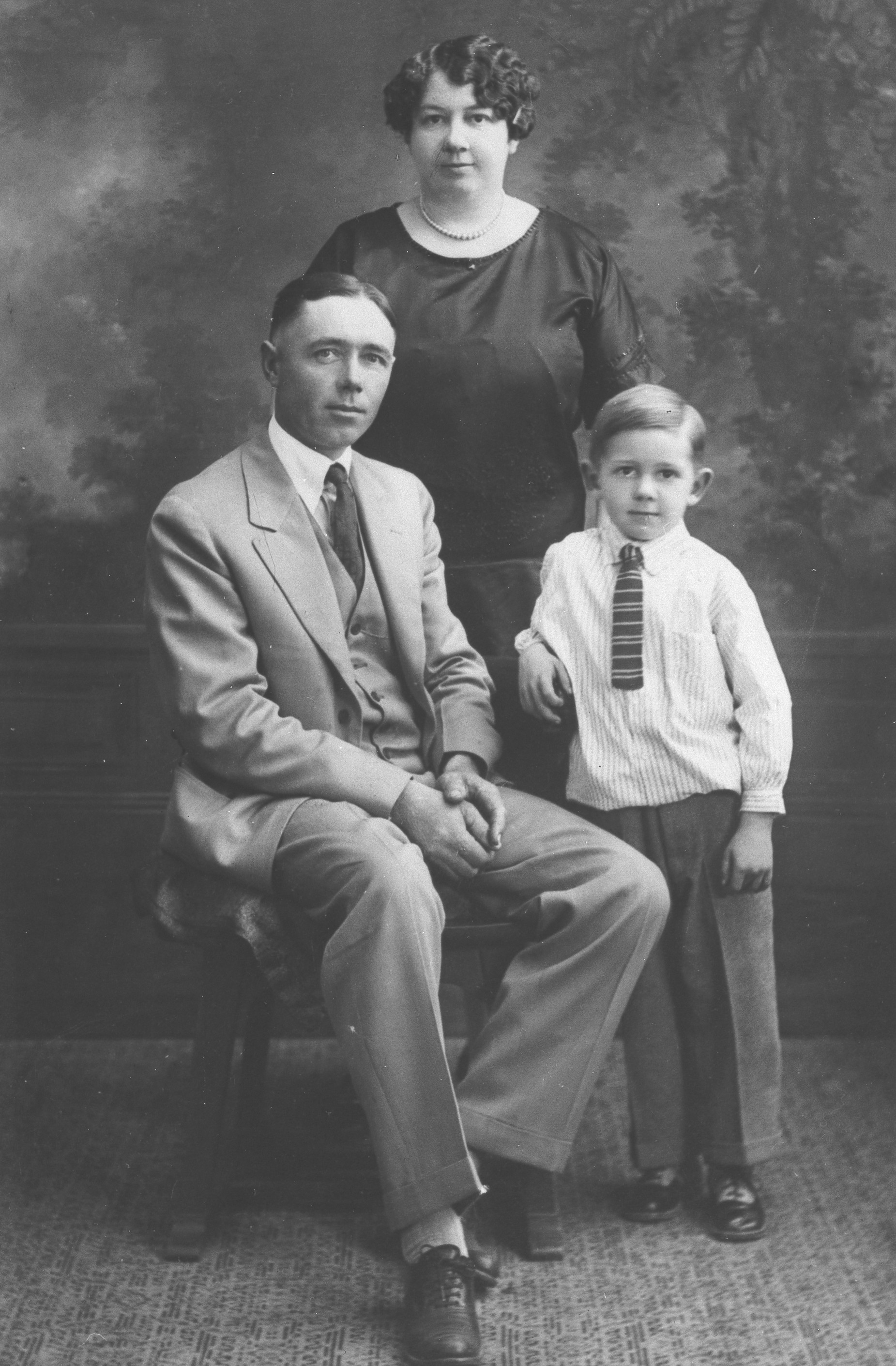 Shades of Riverside - Family Portrait, 1925 (Internet Archive)