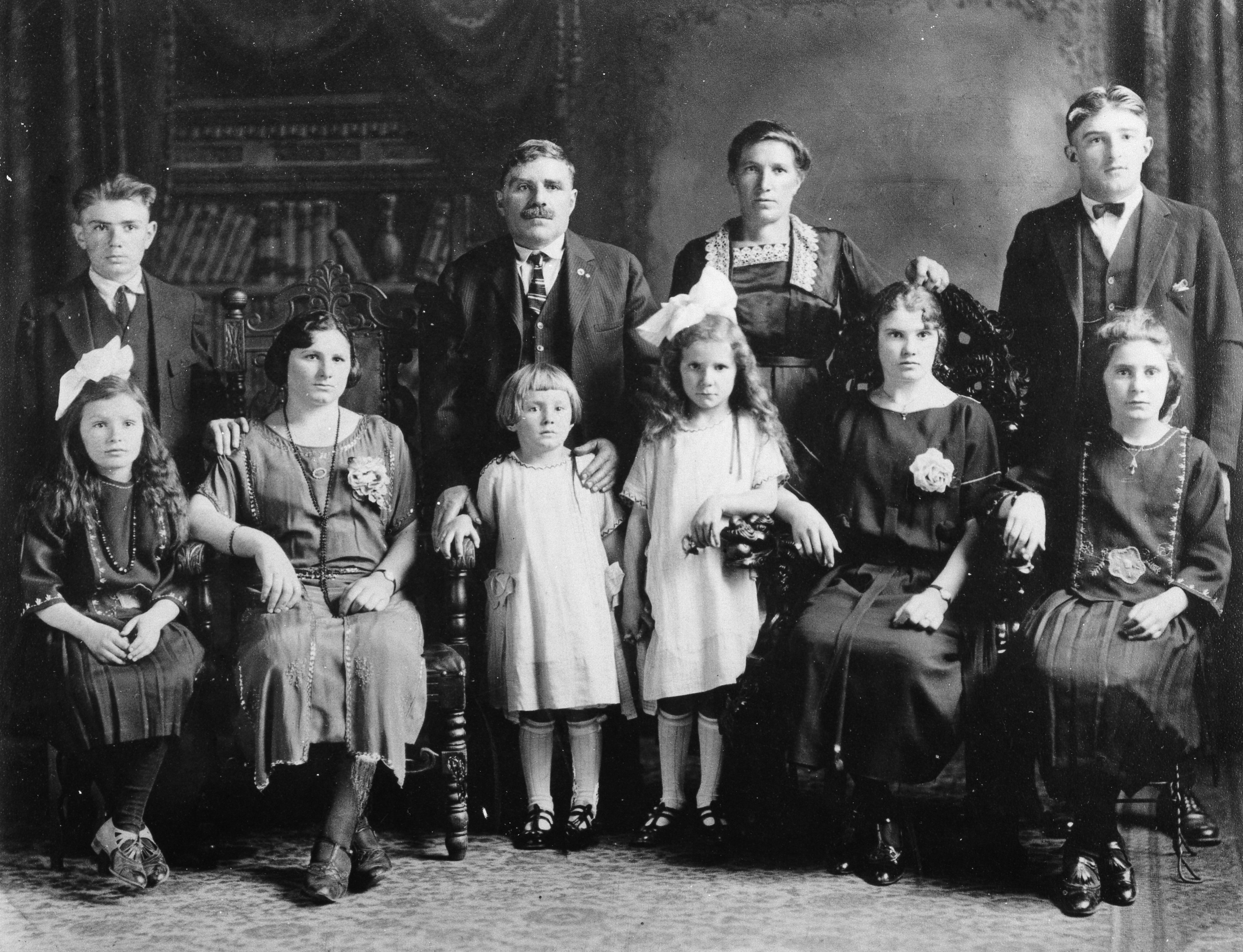 Shades of South San Francisco - Family Portrait, 1924 (Internet Archive)