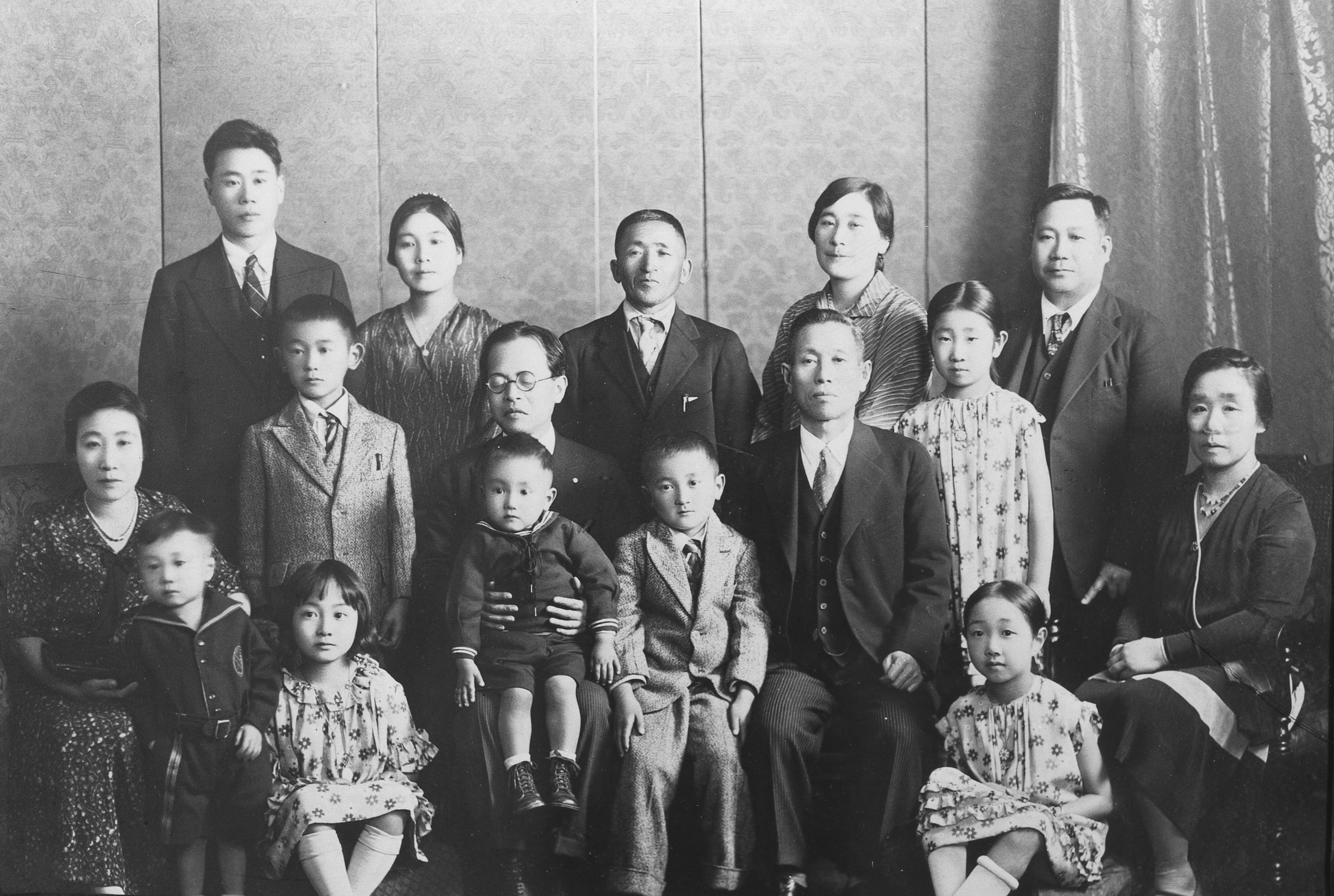 Shades of Sutter County - Family Portrait, 1929 (Internet Archive)