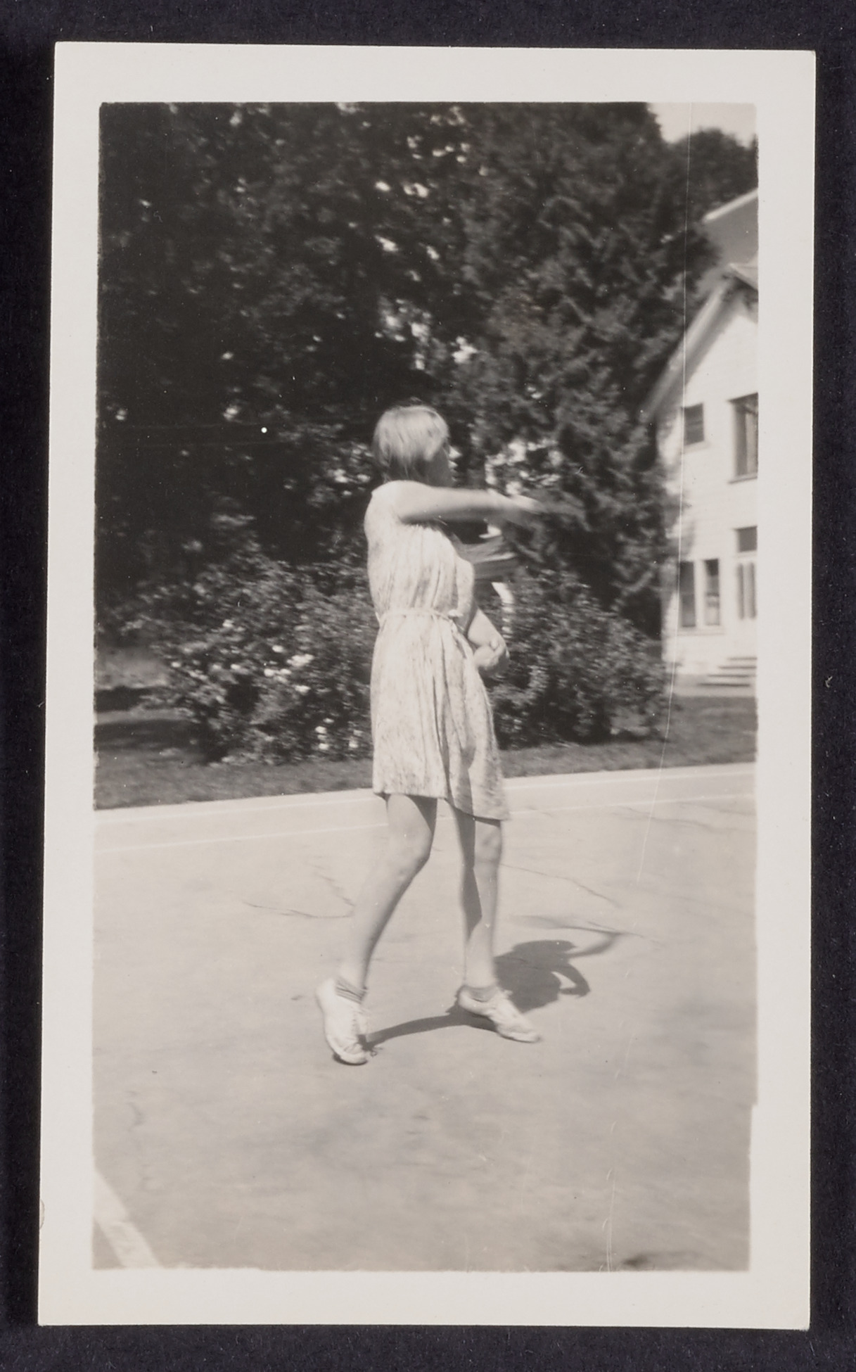 Marjorie Patterson holding a tennis ball, 1929 (Internet Archive)