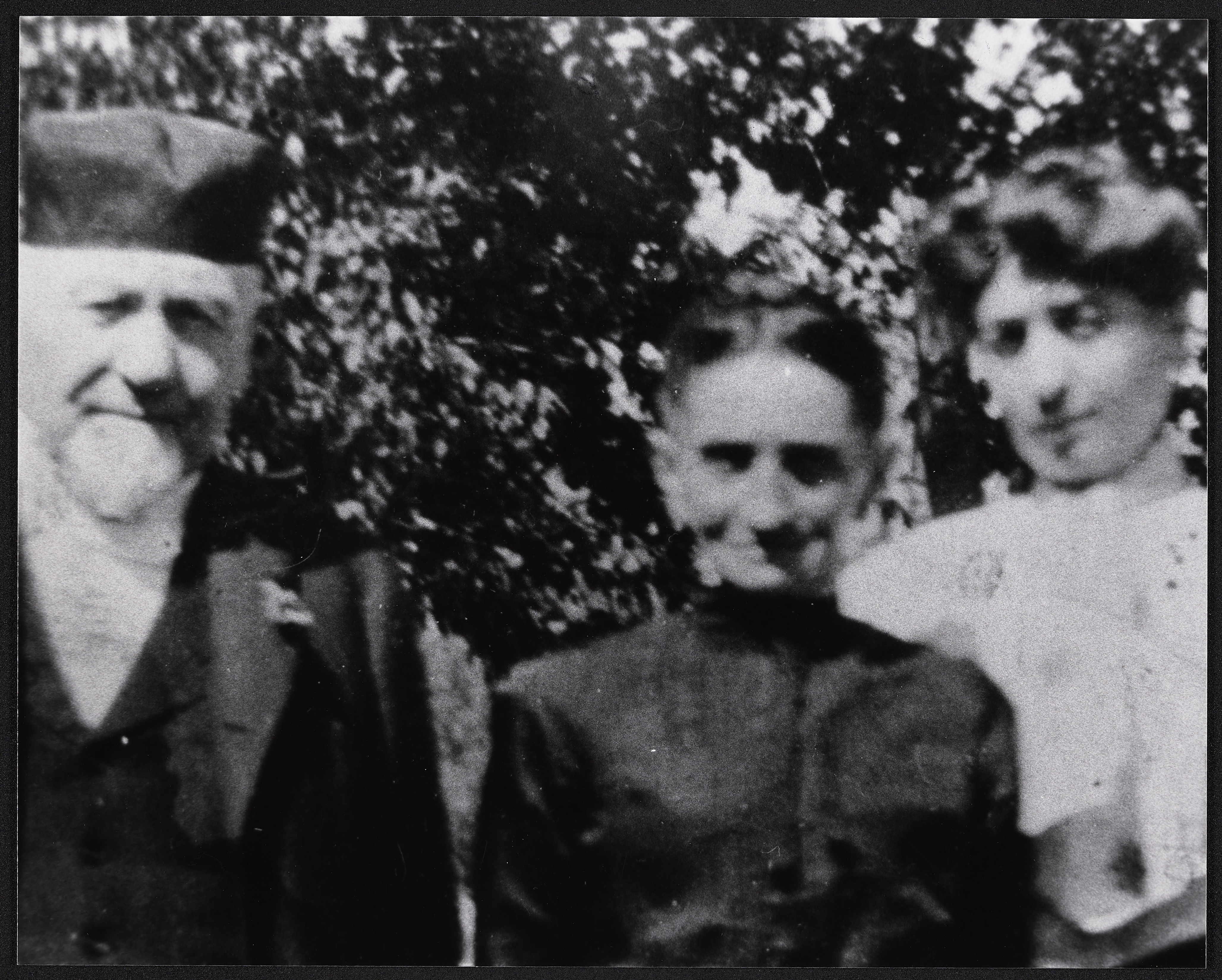 Prager Family group photograph close-up, 1904, 1904 (Internet Archive)