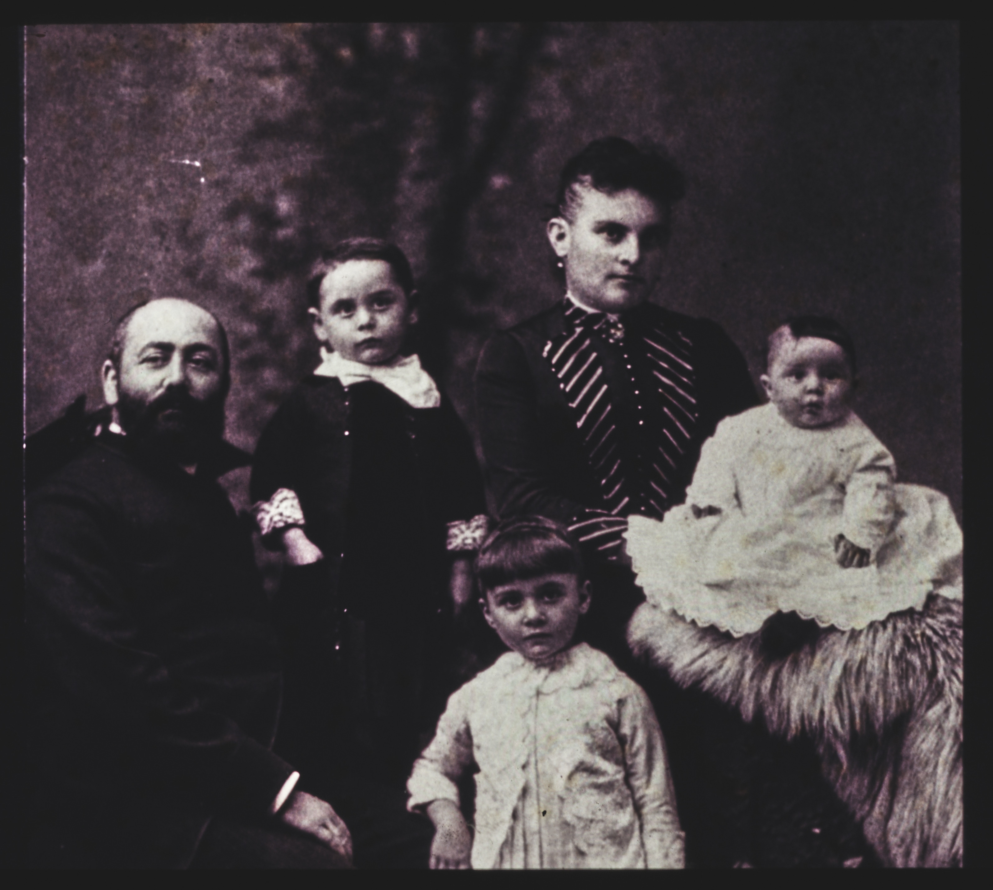 Portrait, Family of five, Pioneer Jews, 1900 (Internet Archive)