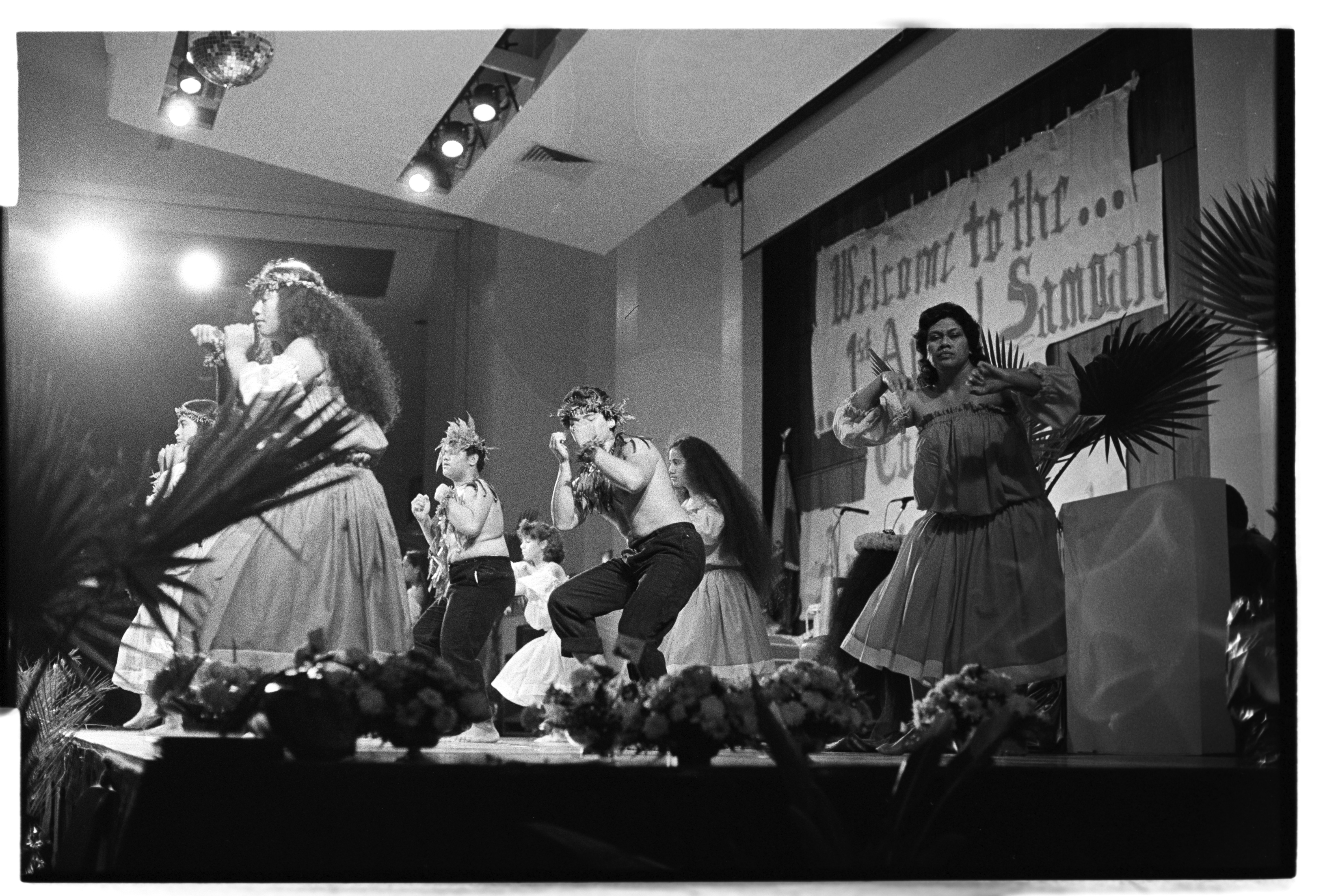 Dancers Perform and Sing 2, 1905 (Internet Archive)