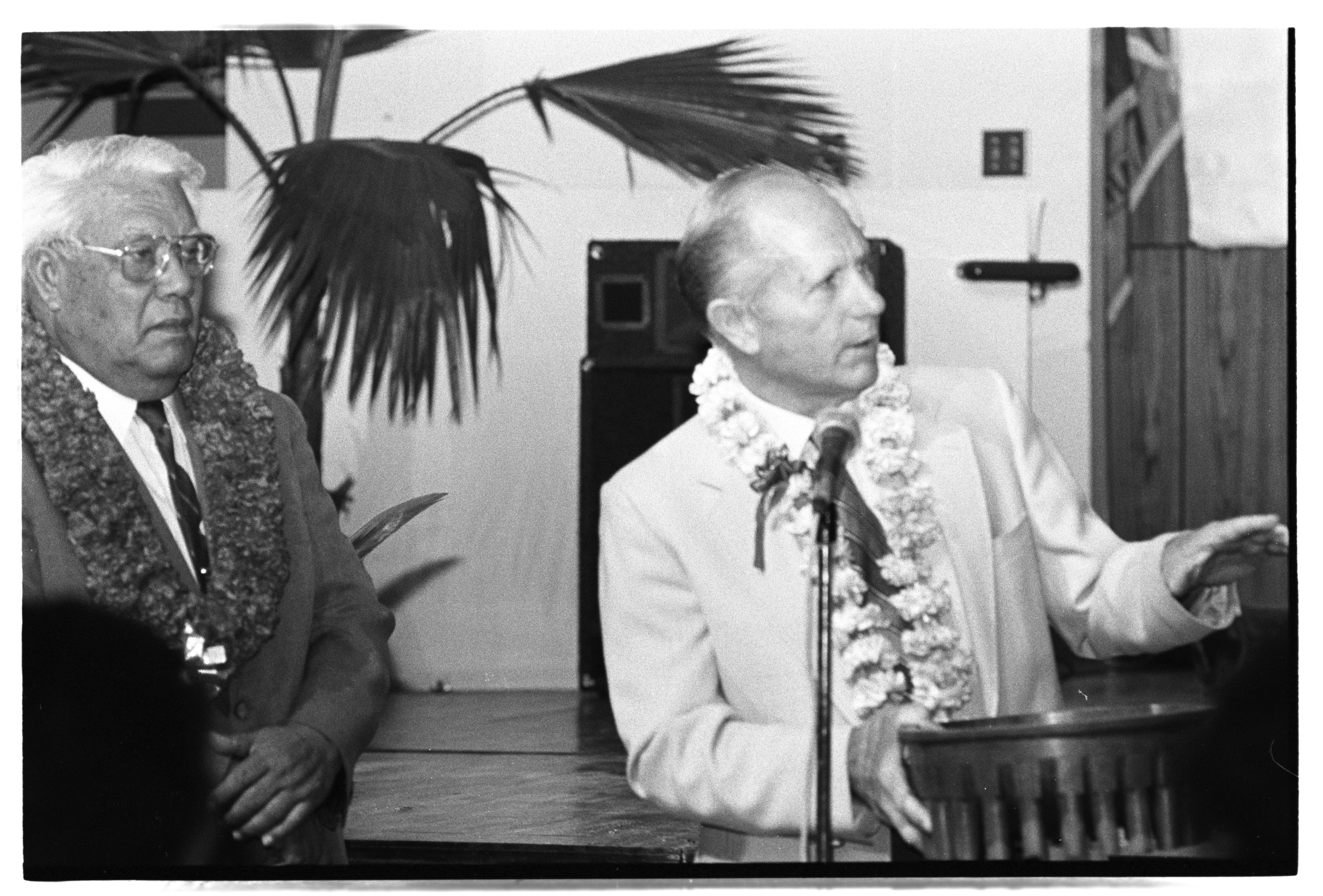 Person with Award Speaks into Microphone, 1905 (Internet Archive)