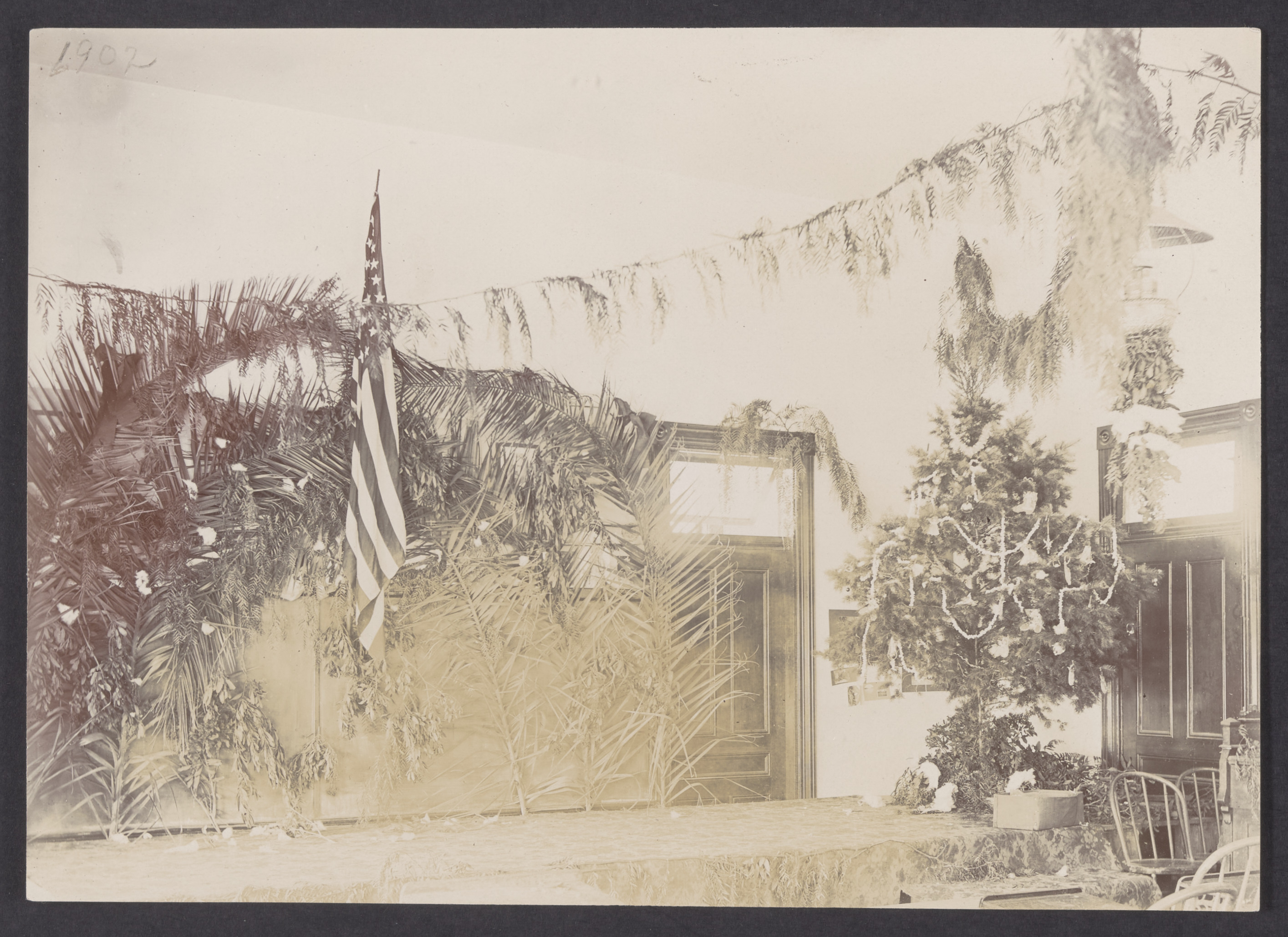 La Cañada School interior showing Mrs. Pate's school room at Christmas, 1901 (Internet Archive)