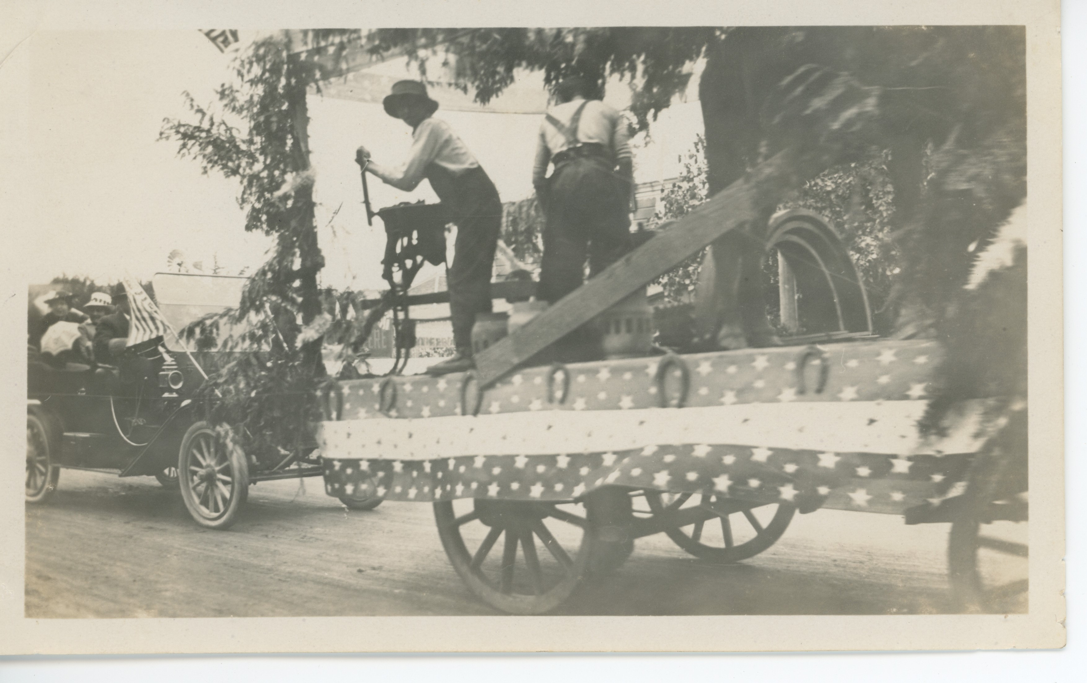 July 4th Parade, decorated float, 1917, 1917 (Internet Archive)