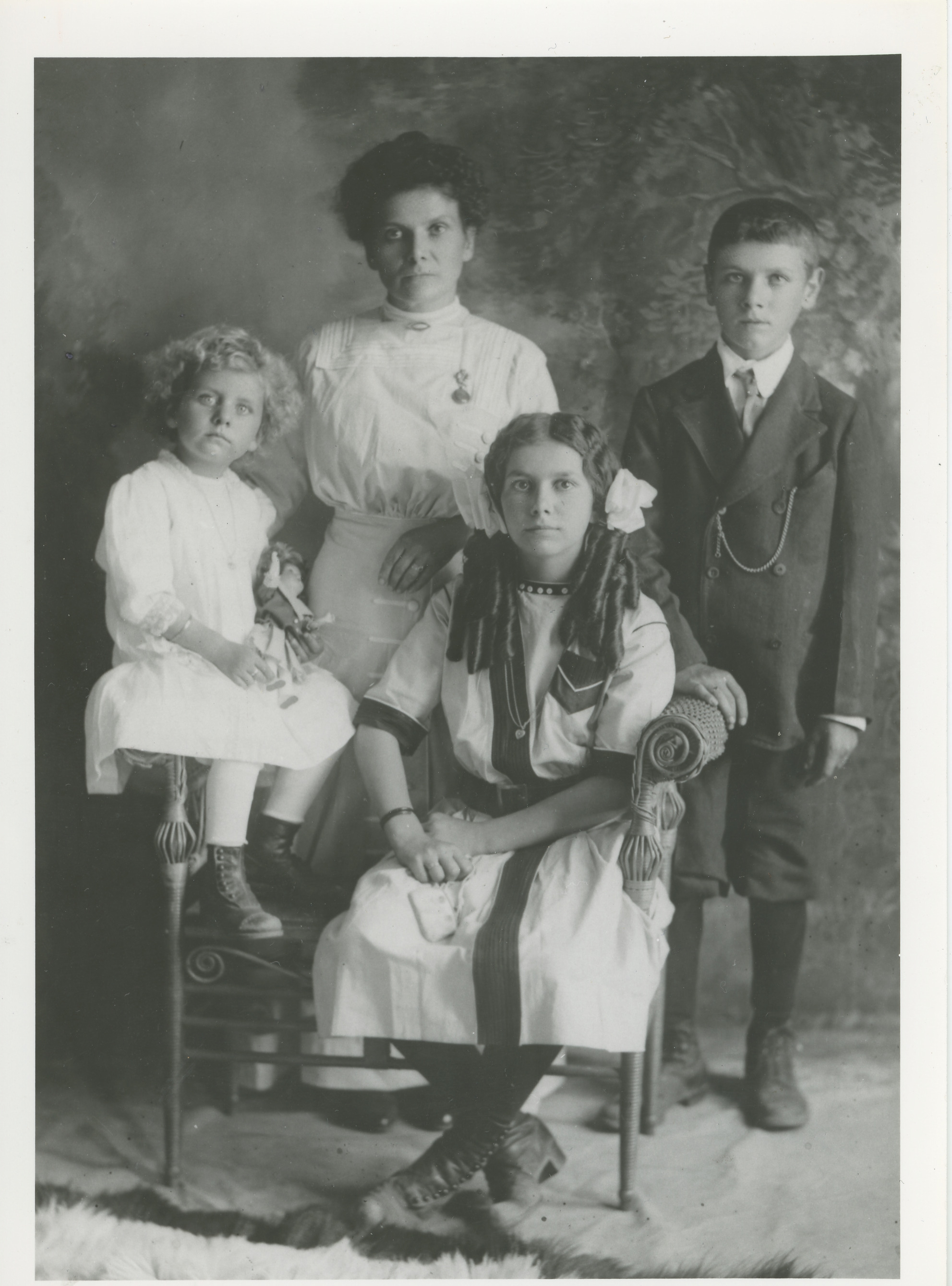 People: Corinna Strozzi with children 1914~, 1914 (Internet Archive)