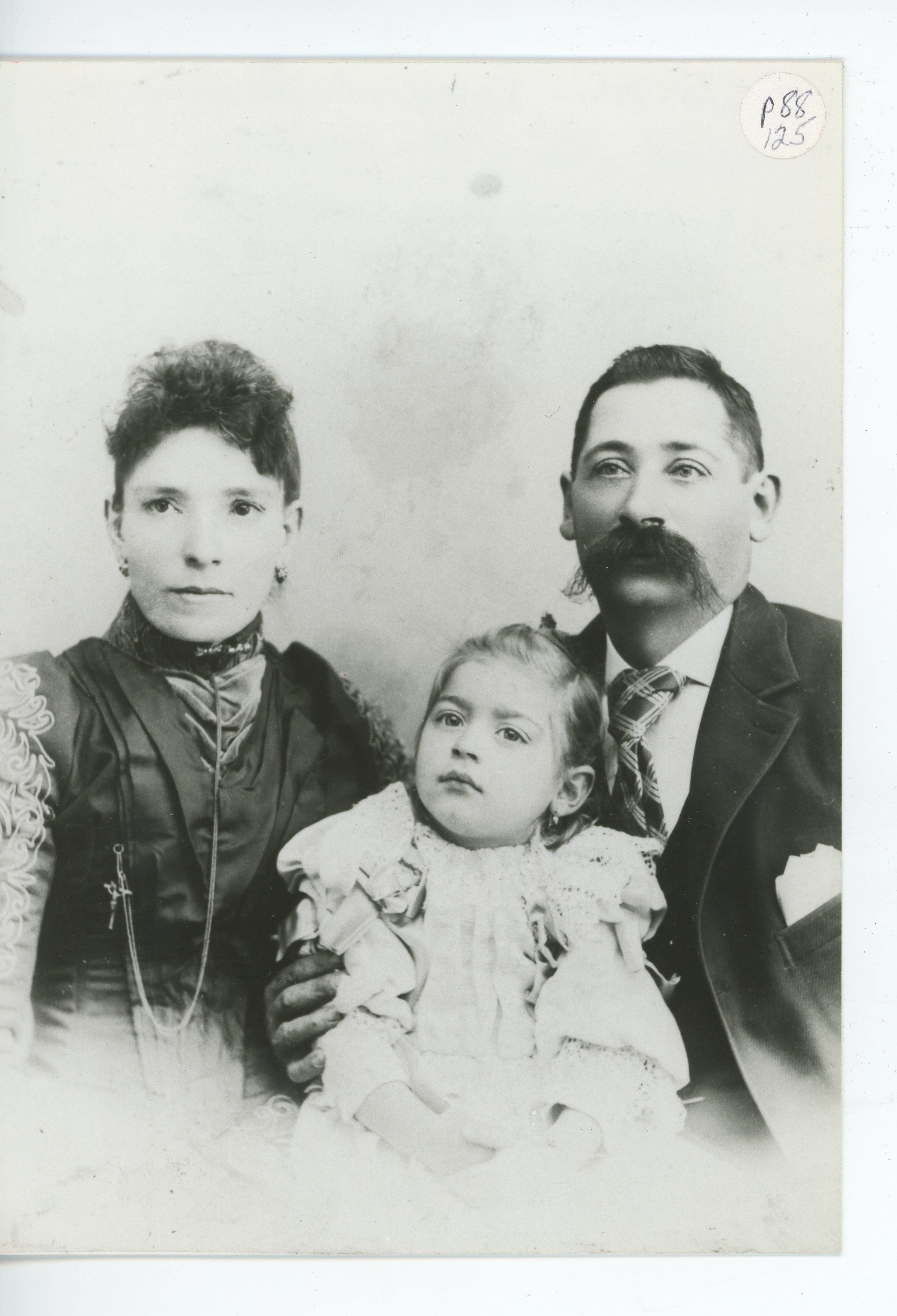People: Manuel and Mariana Branco and daughter Maria portrait, sitting down, 1900, 1900 (Internet Archive)