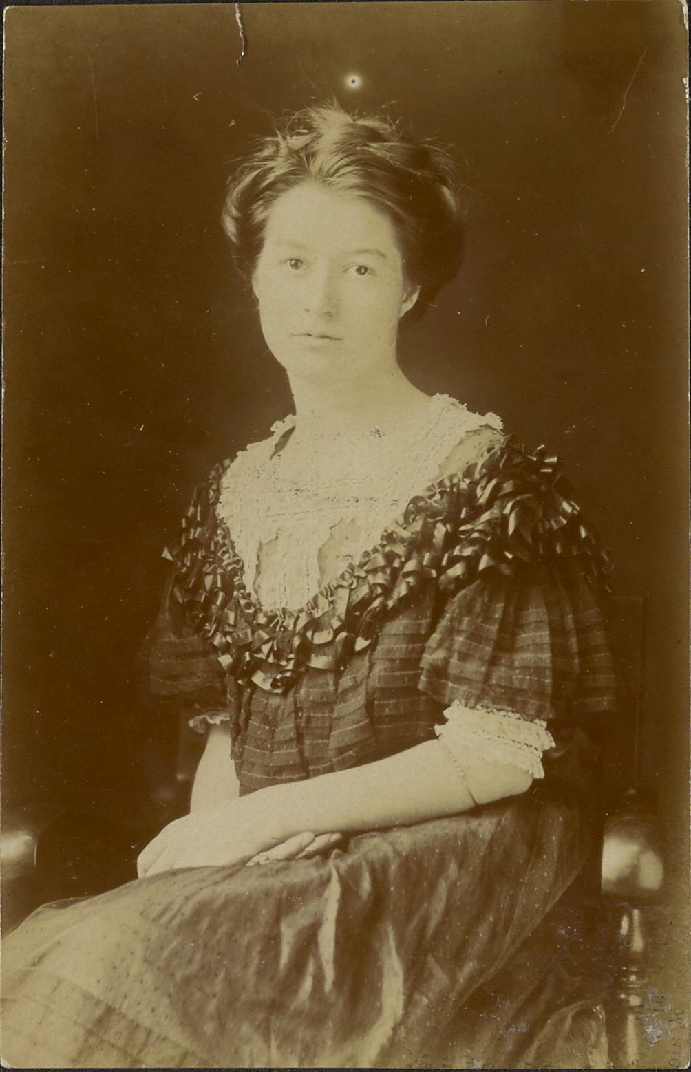 Portrait of Maybelle Kelly, seated, 1908 (Internet Archive)