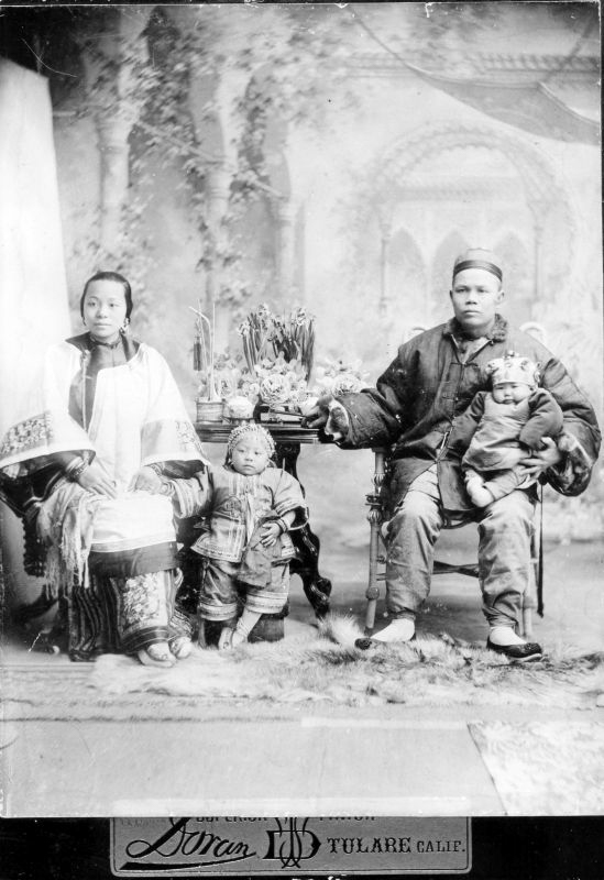 Portrait of the Ling Joe family, 1913 (Internet Archive)
