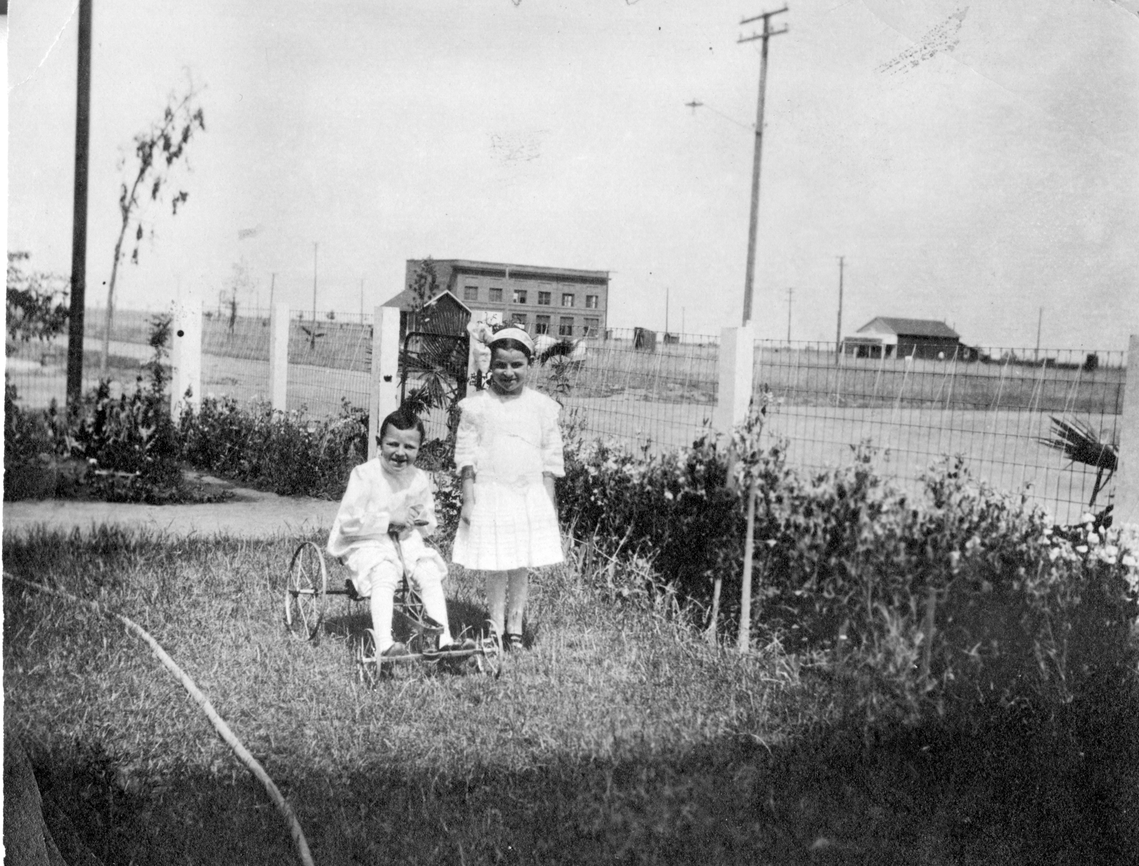 Annie and Lee Mitchell, Ducor, California, ca 1912, 1912 (Internet Archive)