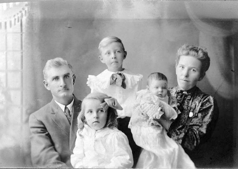 Ralph Moore and Family, Visalia, California, 1910, 1910 (Internet Archive)