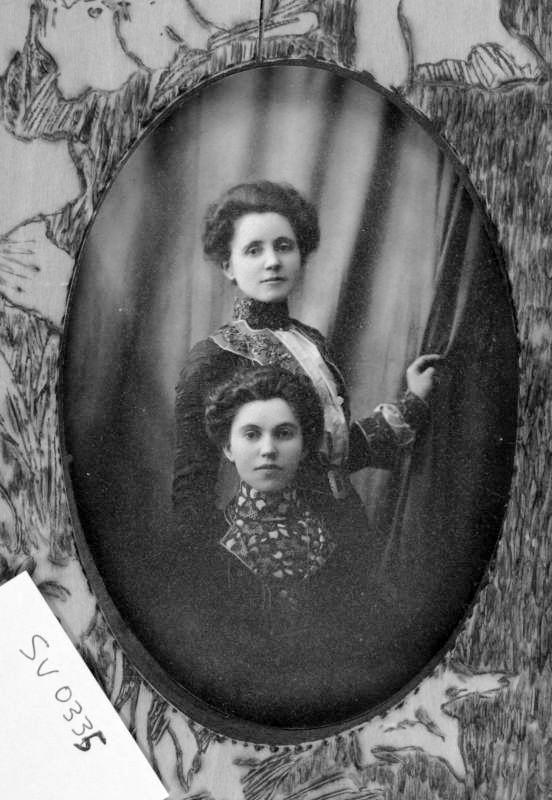 Lulu and Lottie Fulgham, Visalia, California, ca 1890, 1890 (Internet Archive)