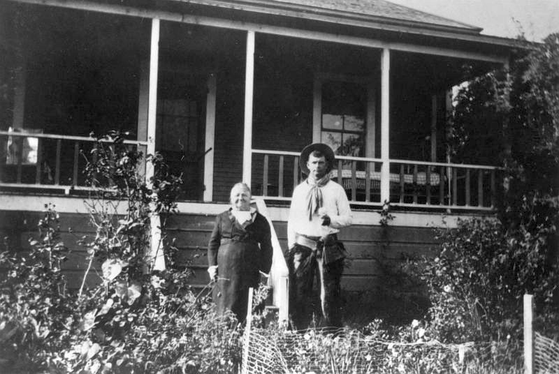 Mary Kuker Mehrten and Will Mehrten, Lemon Cove, California, 1915 (Internet Archive)
