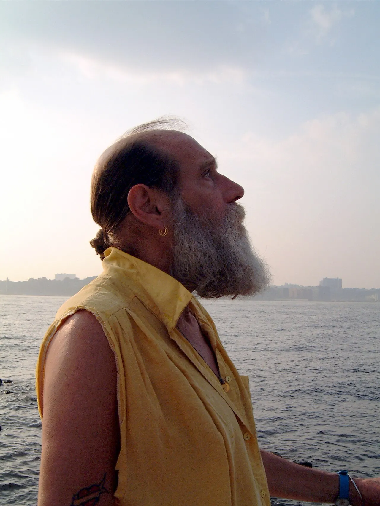 Lawrence Weiner — Username20251942 (Wikimedia Commons, CC BY-SA 4.0)