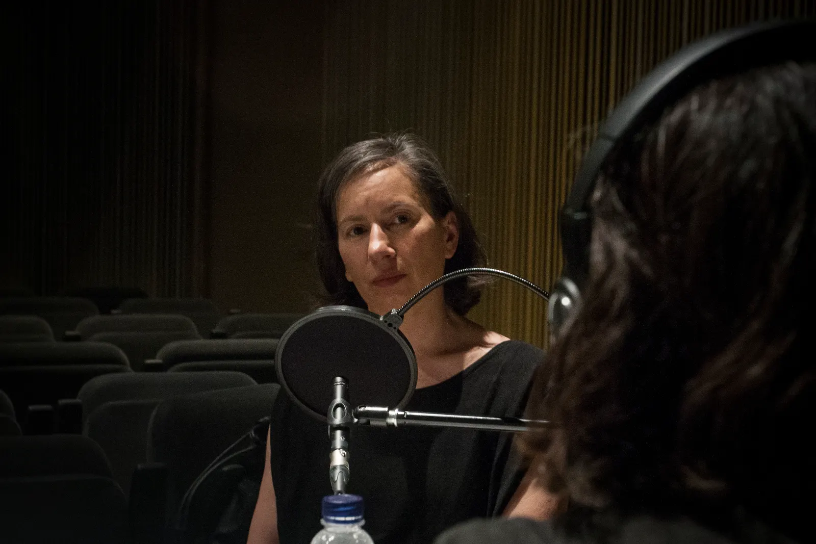 Andrea Fraser — Gemma Planell / MACBA, 2016 (Wikimedia Commons, CC BY-SA 2.0)