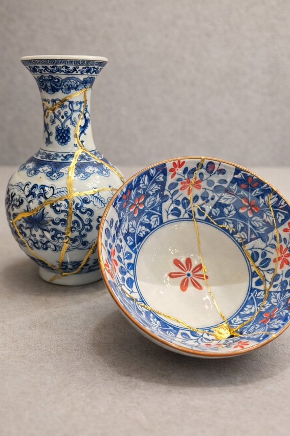 Image or a vase and a bowl