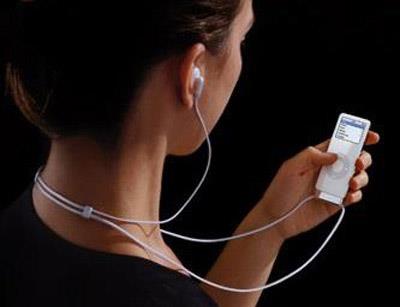 Đeo tai nghe, nguyên nhân gây điếc ở giới trẻ