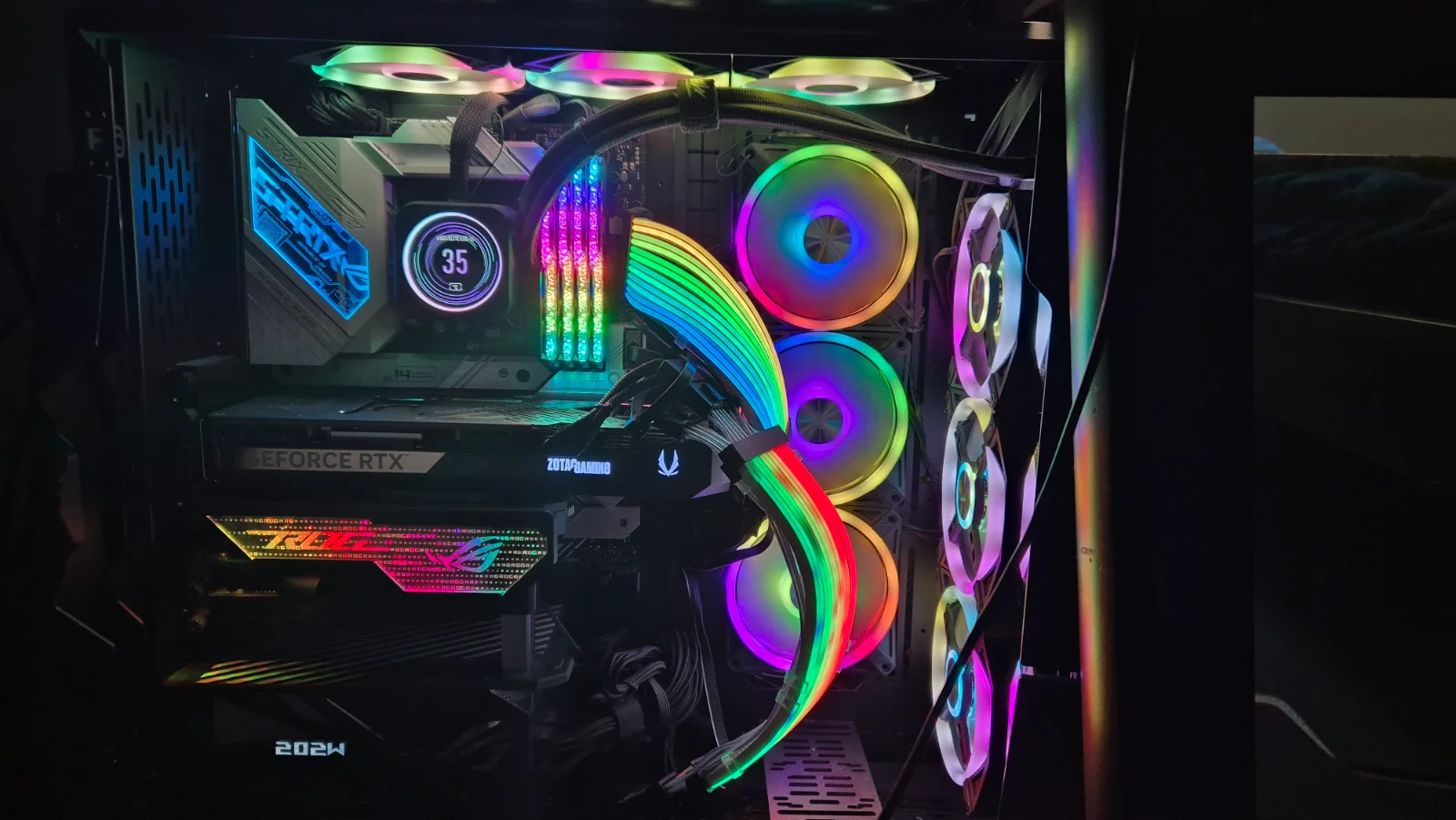 게이밍 및 작업용 방송용 컴퓨터 팝니다. (모니터3대, 5070ti, 64GB RAM)