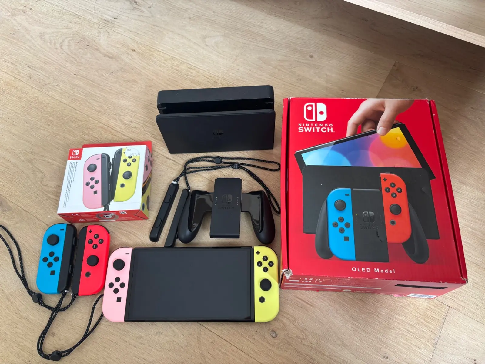 닌텐도 스위치 OLED+Joy Con 2개 팔아요